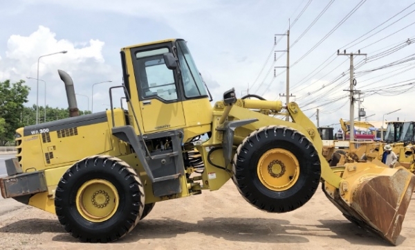 ขายรถตักล้อยาง KOMATSU WA300-3 รถนอกนำเข้าจากญี่ปุ่น สภาพสวยพร้อมใช้ มีVDOการทำงานครับ