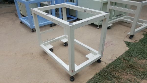 โครงเครื่องจักร ขนาด 59x90x74 ซม.มีลูกล้อ 4 ล้อ ขาปรับระดับ 4 อัน โครงเหล็กกล่องหนามาก หนัก 40 ก.ก.