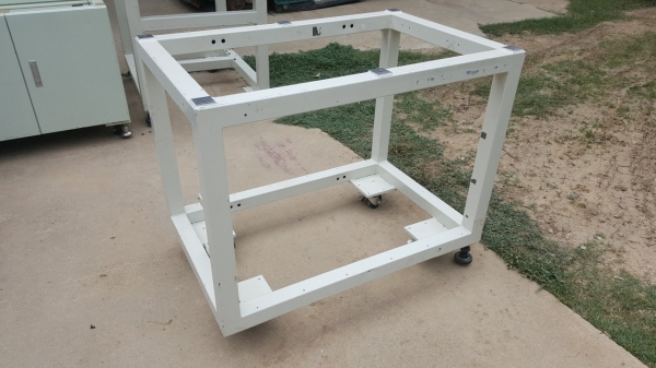โครงเครื่องจักร ขนาด 59x90x74 ซม.มีลูกล้อ 4 ล้อ ขาปรับระดับ 4 อัน โครงเหล็กกล่องหนามาก หนัก 40 ก.ก.