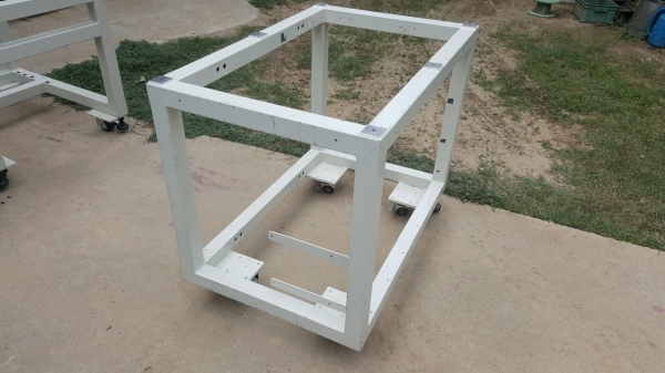 โครงเครื่องจักร ขนาด 59x90x74 ซม.มีลูกล้อ 4 ล้อ ขาปรับระดับ 4 อัน โครงเหล็กกล่องหนามาก หนัก 40 ก.ก.