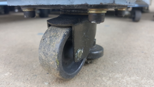 โครงเครื่องจักร ขนาด 44x60x88 ซม.มีลูกล้อ 4 ล้อ ขาปรับระดับ 4 อัน