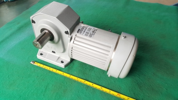 มอเตอร์เกียร์ ยี่ห้อ GTR อัตราทด 240:1 ใช้ไฟสามเฟส 200V ขนาด 200 วัตต์