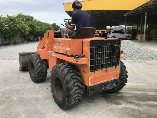 ขายรถตักTOYOTAรุ่นSDTL8 นำเข้าญี่ปุ่นไม่เคยใช้งานในไทย เอวอ่อน เครื่องดีเซล4สูบ สภาพดีพร้อมใช้งาน 081-8302909 จิรโรจน์ Line  :  jiraroj2909