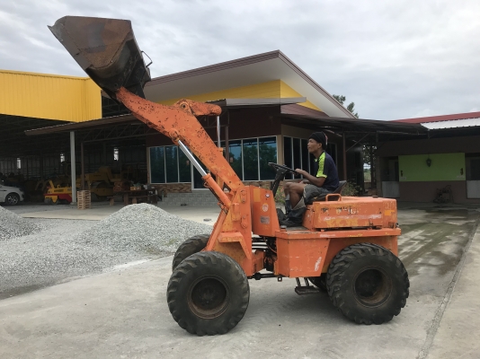 ขายรถตักTOYOTAรุ่นSDTL8 นำเข้าญี่ปุ่นไม่เคยใช้งานในไทย เอวอ่อน เครื่องดีเซล4สูบ สภาพดีพร้อมใช้งาน 081-8302909 จิรโรจน์ Line  :  jiraroj2909