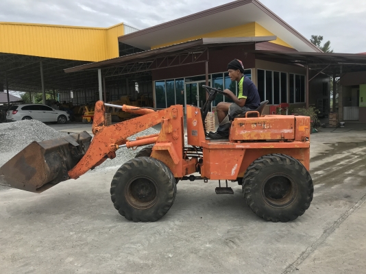 ขายรถตักTOYOTAรุ่นSDTL8 นำเข้าญี่ปุ่นไม่เคยใช้งานในไทย เอวอ่อน เครื่องดีเซล4สูบ สภาพดีพร้อมใช้งาน 081-8302909 จิรโรจน์ Line  :  jiraroj2909