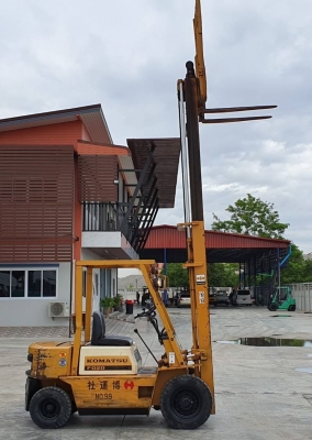 ขายด่วนรถยกดีเซลKOMATSUFD20-10ยก2.5ตันเสาสูง4.5เมตรยกจริงวิ่งได้จริงหนัก2ตันสบายๆรถนอกสวยๆนำเข้ายังไม่เคยใช้งานในเมืองไทยเลย