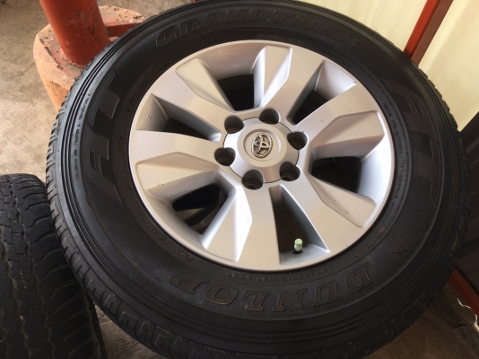 ขาย ชุดยางพร้อมเเม็ก revo ปี 2015 ขอบ 17 ติดต่อ 086-8289953 ช่างเเขก