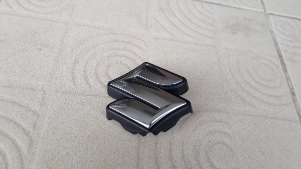 โลโก้ Suzuki ติดกระจังหน้า Suzuki WAGON R โลโก้ Suzuki ติดกระจังหน้า Suzuki WAGON R