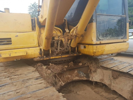 ขายรถแบคโฮ KOMATSU PC200-7 ไฟเต็มระบบดีไม่มีเล่มทะเบียนราคา 650000