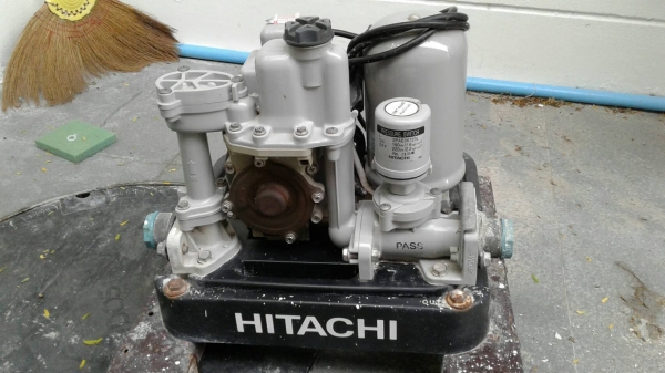 ขายปั๊มถังสสี่เหลี่ยม Hitachi 200W มือ2