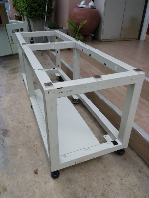โครงเครื่องจักร ขนาด 60x175x72 ซม.มีลูกล้อ 6 ล้อ ขาปรับระดับ 6 อัน