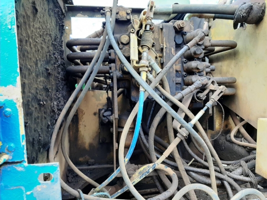 ขายตามสภาพ แบคโฮ KOMATSU PC200-3 เครื่องดี ปั้มดี เอวมีขยับ รถเคยตะแคงข้างมาหัวเก๋งบุบบ เอกสารใบซื้อขาย