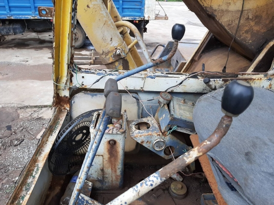 ขายตามสภาพ แบคโฮ KOMATSU PC200-3 เครื่องดี ปั้มดี เอวมีขยับ รถเคยตะแคงข้างมาหัวเก๋งบุบบ เอกสารใบซื้อขาย
