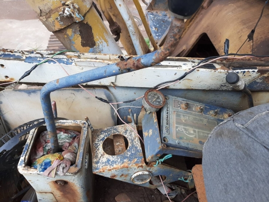 ขายตามสภาพ แบคโฮ KOMATSU PC200-3 เครื่องดี ปั้มดี เอวมีขยับ รถเคยตะแคงข้างมาหัวเก๋งบุบบ เอกสารใบซื้อขาย
