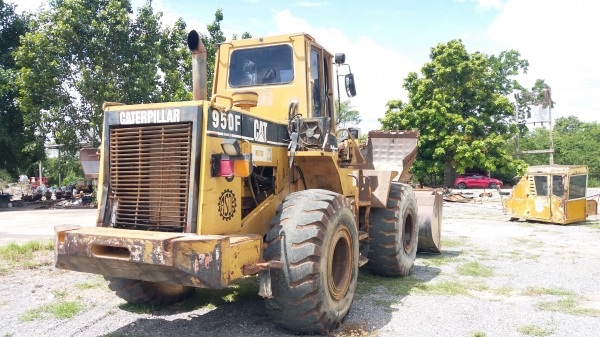 ขาย 695,000 CAT 950 F เครื่องดี เกียร์แรง เอวแน่น แขนตักสวย ยางใหม่ รถสวยพร้อมใช้ เอกสารซื้อขาย รถอยู่ นครราชสีมา 090-772-3710 090-772-3708 ขาย 695,000 CAT 950 F เครื่องดี เกียร์แรง เอวแน่น แขนตักสวย ยางใหม่ รถสวยพร้อมใช้ เอกสารซื้อขาย รถอยู่ นครราชสีมา 090-772-3710 090-772-3708