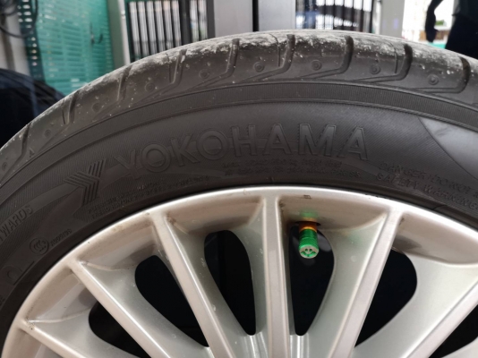 ล้อแม็กBenz W212 5รู112 สีเงิน 8-17 ร้อมยาง yokohama 245/45/17