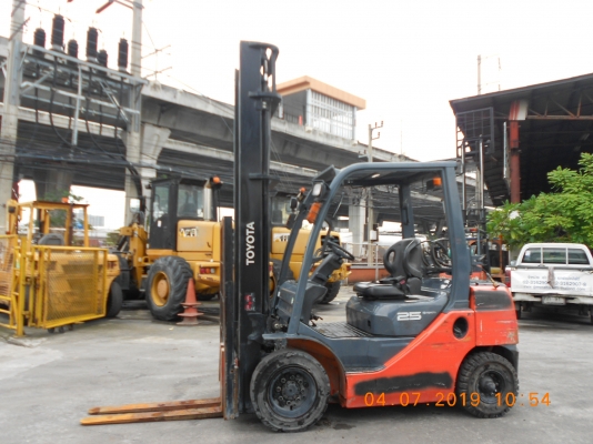 ขายรถฟอร์คลิฟท์มือสองราคาถูกจ้า TOYOTA 8FG25 เบนซิน/แก๊ส 2.5ตัน เสาV50