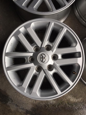 ล้อโตโยต้า ขอบ17+น๊อต เดิมๆไม่ซ่อมคตดุ้ง มีร่องลอยตามการใช้งาน โทร0879050181.ส่งได้ทั่วไทย
