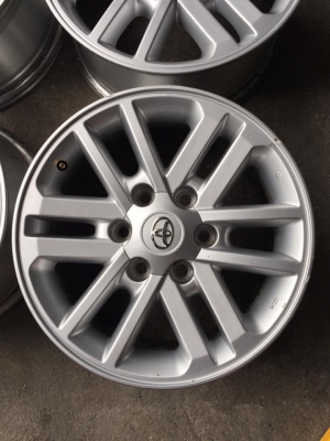 ล้อโตโยต้า ขอบ17+น๊อต เดิมๆไม่ซ่อมคตดุ้ง มีร่องลอยตามการใช้งาน โทร0879050181.ส่งได้ทั่วไทย