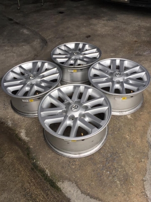 ล้อโตโยต้า ขอบ17+น๊อต เดิมๆไม่ซ่อมคตดุ้ง มีร่องลอยตามการใช้งาน โทร0879050181.ส่งได้ทั่วไทย