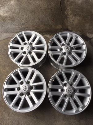 ล้อโตโยต้า ขอบ17+น๊อต เดิมๆไม่ซ่อมคตดุ้ง มีร่องลอยตามการใช้งาน โทร0879050181.ส่งได้ทั่วไทย