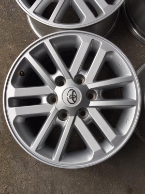 ล้อโตโยต้า ขอบ17+น๊อต เดิมๆไม่ซ่อมคตดุ้ง มีร่องลอยตามการใช้งาน โทร0879050181.ส่งได้ทั่วไทย