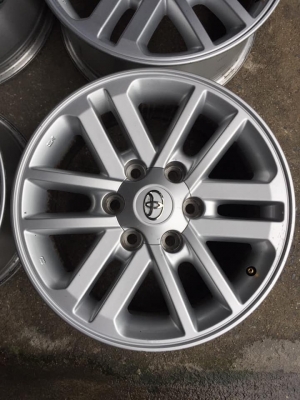 ล้อโตโยต้า ขอบ17+น๊อต เดิมๆไม่ซ่อมคตดุ้ง มีร่องลอยตามการใช้งาน โทร0879050181.ส่งได้ทั่วไทย
