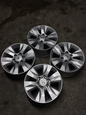 ล้อรีโว่17+น๊อต (ถอดป้ายแดง) สนใจโทร0879050181.ส่งได้ทั่วไทย.