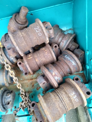 โรลเลอร์รถแบคโฮ CAT 320 และ 200-5 ของนอกแท้ นำเข้าจากญี่ปุ่น มีอย่างละ 3 ลูก สภาพดี