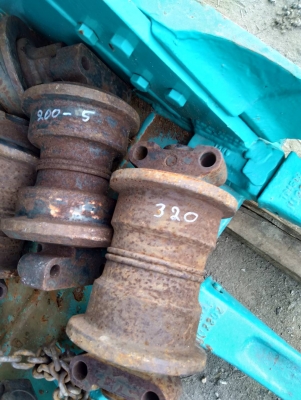 โรลเลอร์รถแบคโฮ CAT 320 และ 200-5 ของนอกแท้ นำเข้าจากญี่ปุ่น มีอย่างละ 3 ลูก สภาพดี