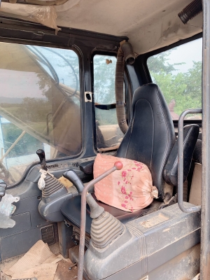 ขาย 595,000. บาท  Komatsu pc 200-6    เครื่องดี ปั้มแรง โซน่า เอวแน่น ไฟฟ้าครบ. แอร์หนาว รถพร้อมใช้ เอกสารอินวอย์.   รถอยู่ ปทุธานี. โทร 0626426323
