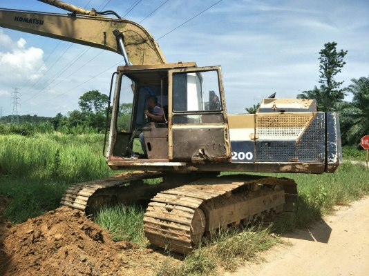 ขาย KOMATSU PC200-3 คอลโทรลสั้นราคา 350,000 ขาย KOMATSU PC200-3 คอลโทรลสั้นราคา 350,000