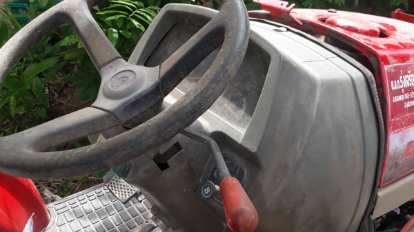 YANMAR EF 352T - 4WD ปี 51 รถไถ 2 เพลา รถจอดไม่ได้ใช้งานปั๊มโซล่าเสียต้องเช็คปั๊มก่อนขายตามสภาพนะครั