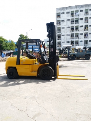 ขายรถยกโฟร์คลิฟท์ยี่ห้อ TCM 4.5 ตัน เสาสูง4.5 เมตร