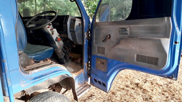 ISUZU KS 110 HP 4BC1 หกล้อบรรทุก กระบะคอกไม้ความยาว 4.30 เมตรสวยๆพร้อมใช้งาน ภายในเก๋งไม่มีผุ เกียร์ ISUZU KS 110 HP 4BC1 หกล้อบรรทุก กระบะคอกไม้ความยาว 4.30 เมตรสวยๆพร้อมใช้งาน ภายในเก๋งไม่มีผุ เกียร์