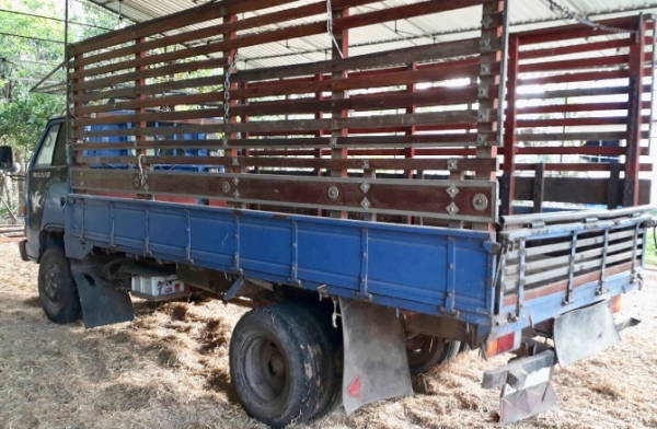 ISUZU KS 110 HP 4BC1 หกล้อบรรทุก กระบะคอกไม้ความยาว 4.30 เมตรสวยๆพร้อมใช้งาน ภายในเก๋งไม่มีผุ เกียร์ ISUZU KS 110 HP 4BC1 หกล้อบรรทุก กระบะคอกไม้ความยาว 4.30 เมตรสวยๆพร้อมใช้งาน ภายในเก๋งไม่มีผุ เกียร์