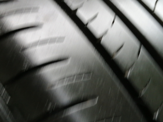 ยาง Dunlop 215 55 17 ปลายปี18 ดอกเต็ม เนื้อนิ่มๆ ไม่มีปะ ใช้ยาว ราคาไม่แพง