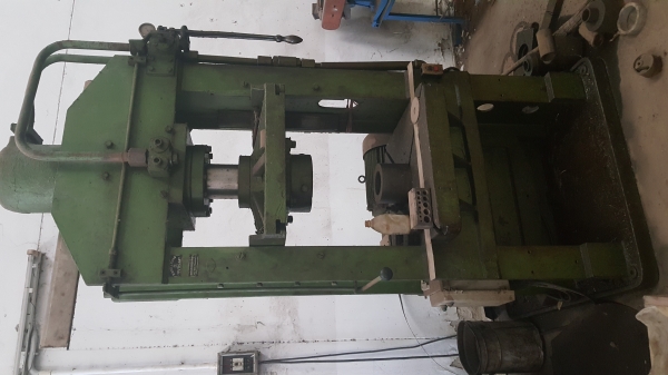 แท่นอัดไฮโดรลิคโคลงเหล็กหล่อเยอร์มัน 15kw.300t. แท่นอัดไฮโดรลิคโคลงเหล็กหล่อเยอร์มัน 15kw.300t.