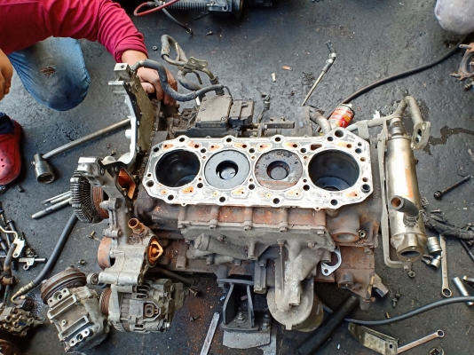 อะไหล่นิสสัน  ZD30 เทอร์โบ เครื่องนอกสวยๆ ครบอยากได้ตัวไกนสอบถามได้เลยคับ