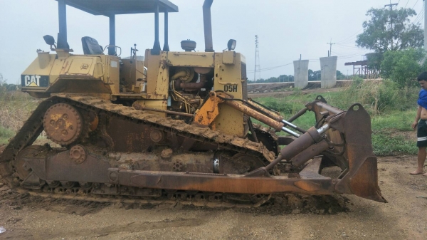 ขายแทรกเตอร์D5H สภาพสวยพร้อมใช้ ราคา400,000บาท ติดต่อคุณอ๊อฟ พิจิตร 086-737-9991 ขายแทรกเตอร์D5H สภาพสวยพร้อมใช้ ราคา400,000บาท ติดต่อคุณอ๊อฟ พิจิตร 086-737-9991