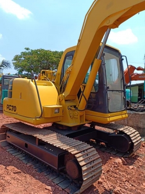 ขายจ้า..KOMATSU PC70-7 เก่านอกแท้  สภาพสวย เครื่องปั๊มดี  7,xxxชั่วโมง มีลายแย๊ก พร้อมใช้ โทร 089-3818694 จ๊อย