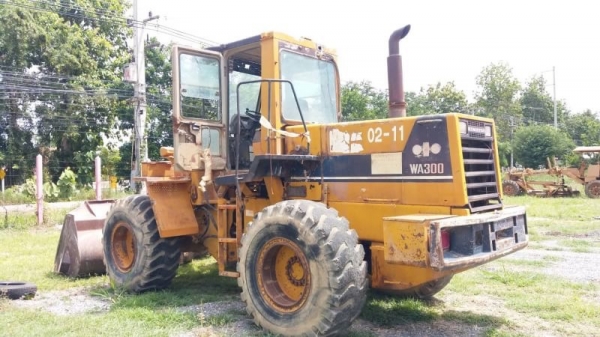 ขาย 535,000 KOMATSU wa 300-1 เครื่องดี เกียร์แรง เอวแน่น ยางดี รถพร้อมใช้งาน เอกสารแจ้งจำหน่าย รถอยู่ นครราชสีมา 092-595-6777 061-446-2662 ญิ๋งยุ
