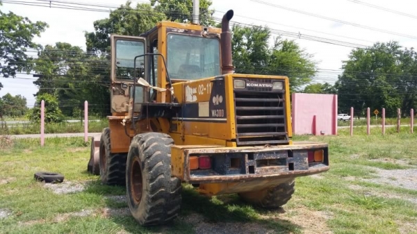 ขาย 535,000 KOMATSU wa 300-1 เครื่องดี เกียร์แรง เอวแน่น ยางดี รถพร้อมใช้งาน เอกสารแจ้งจำหน่าย รถอยู่ นครราชสีมา 092-595-6777 061-446-2662 ญิ๋งยุ