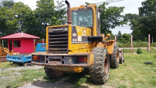 ขาย 535,000 KOMATSU wa 300-1 เครื่องดี เกียร์แรง เอวแน่น ยางดี รถพร้อมใช้งาน เอกสารแจ้งจำหน่าย รถอยู่ นครราชสีมา 092-595-6777 061-446-2662 ญิ๋งยุ