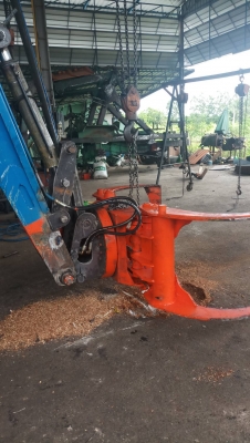 รถคีบไม้