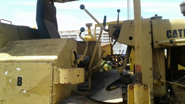 ขายแทรคเตอร์ CAT D5B เครื่อง10Z เกียร์ตัดตีนเป็ดมีสามคันราคาคันละ 1,300,000 ขายแทรคเตอร์ CAT D5B เครื่อง10Z เกียร์ตัดตีนเป็ดมีสามคันราคาคันละ 1,300,000