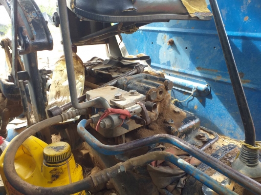 FORD 6610 รถไถเพลาเดียว เสื้อลาย เครื่องแรงดีพร้อมใช้งาน อุปกรณ์ครบ ใบดันหน้า ผานพรวน 6 ระบบไฮดรอลิกส์ยกหางขึ้นลงปกติดี ช่วงล่างดี ยางสภาพพอใช้งานได้ ราคาต่อรองได้ครับ