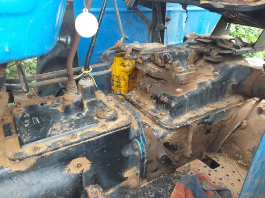 FORD 6610 รถไถเพลาเดียว เสื้อลาย เครื่องแรงดีพร้อมใช้งาน อุปกรณ์ครบ ใบดันหน้า ผานพรวน 6 ระบบไฮดรอลิกส์ยกหางขึ้นลงปกติดี ช่วงล่างดี ยางสภาพพอใช้งานได้ ราคาต่อรองได้ครับ