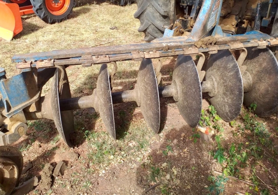 FORD 6610 รถไถเพลาเดียว เสื้อลาย เครื่องแรงดีพร้อมใช้งาน อุปกรณ์ครบ ใบดันหน้า ผานพรวน 6 ระบบไฮดรอลิกส์ยกหางขึ้นลงปกติดี ช่วงล่างดี ยางสภาพพอใช้งานได้ ราคาต่อรองได้ครับ