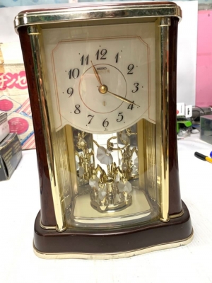 590 บ.ส่งถึงบ้านฟรี โทร 083-2000058 LINE ID: line832923 นาฬิกายี่ห้อ SEIKO เป็นแบบตั้งโต๊ะ ตั้งโชว์ต